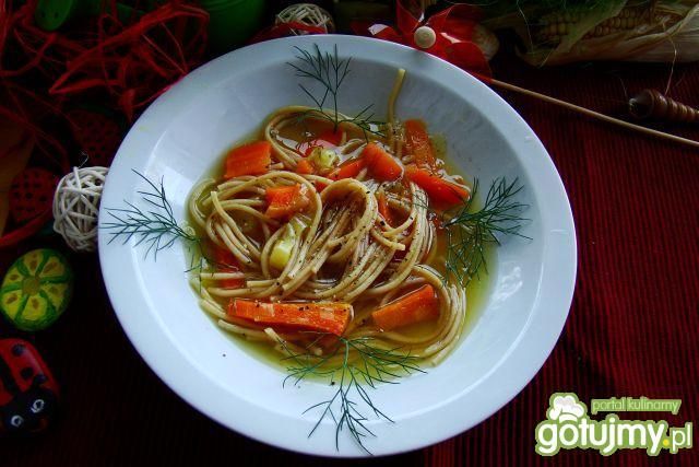 Marchewkowa z razowym makaronem 