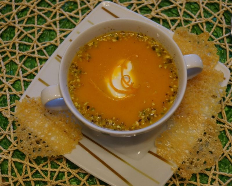 Marchewkowa zupa krem z parmezanowymi chipsami Marchewkowa zupa krem z parmezanowymi chipsami