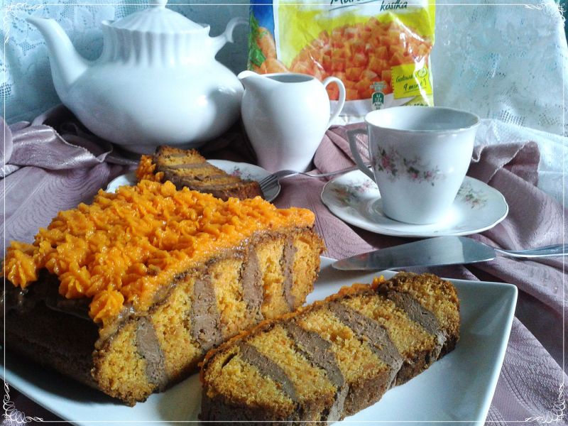 Marchewkowe ciasto z masą choco i konfiturą march Marchewkowe ciasto z masą choco i konfiturą march