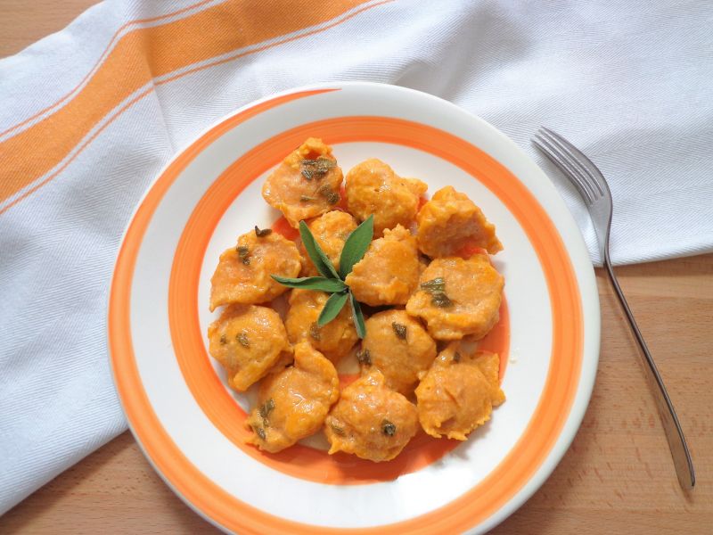 Marchewkowe kluseczki z szałwiowym masełkiem