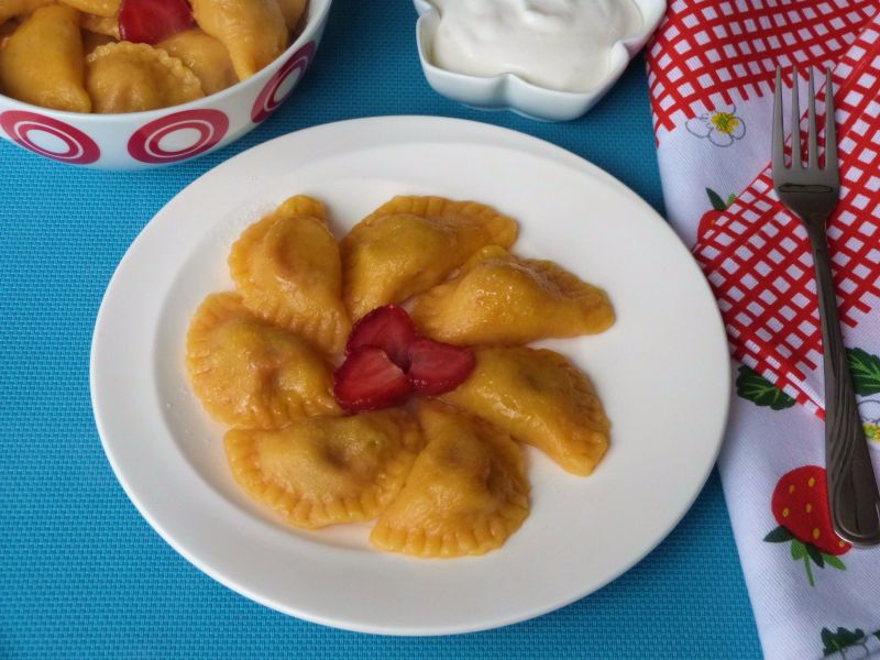 Marchewkowe pierogi z truskawkami