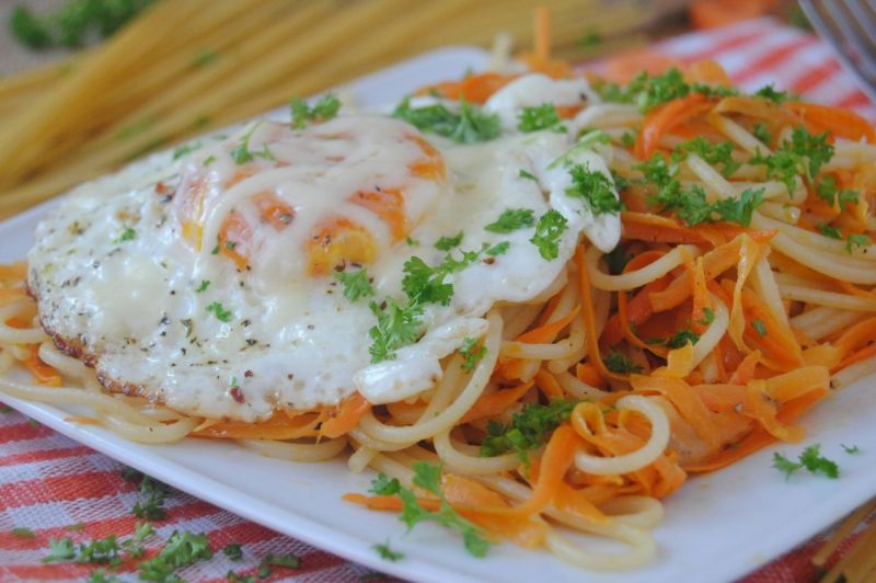 Marchewkowe spaghetti z jajkiem sadzonym