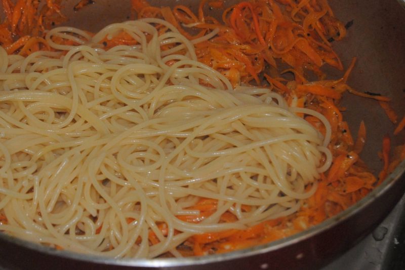 Marchewkowe spaghetti z jajkiem sadzonym