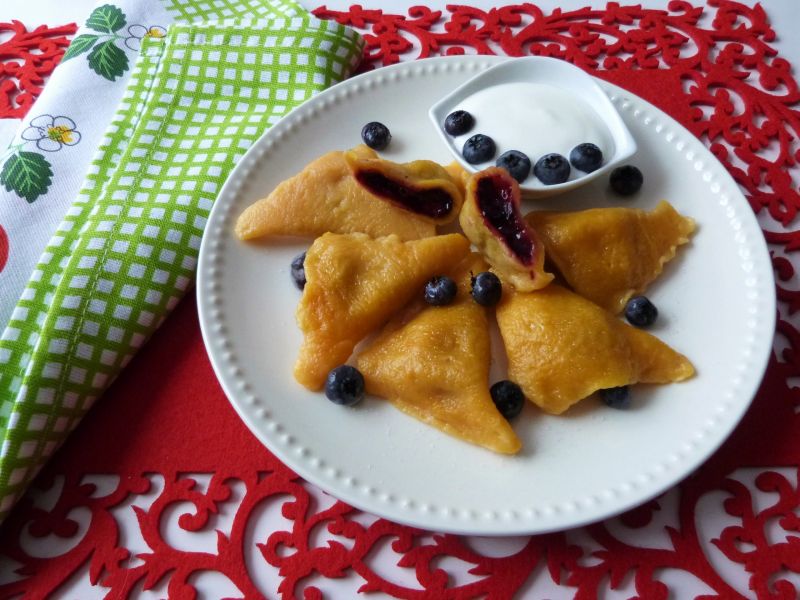 Marchewkowo-kukurydziane pierogi z borówkami Marchewkowo-kukurydziane pierogi z borówkami
