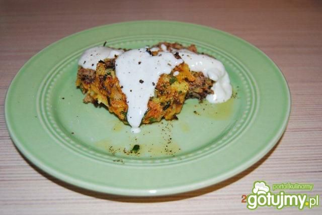 Marchewkowo-ryżowe kotleciki z sosem .