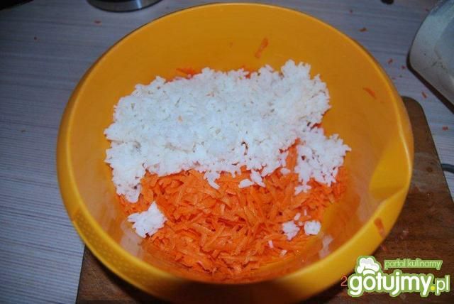 Marchewkowo-ryżowe kotleciki z sosem .