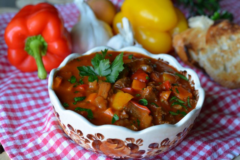 Marhapörkölt czyli gulasz węgierski z wołowiną
