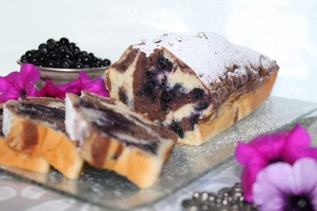 Marmurek maślankowy z jagodami