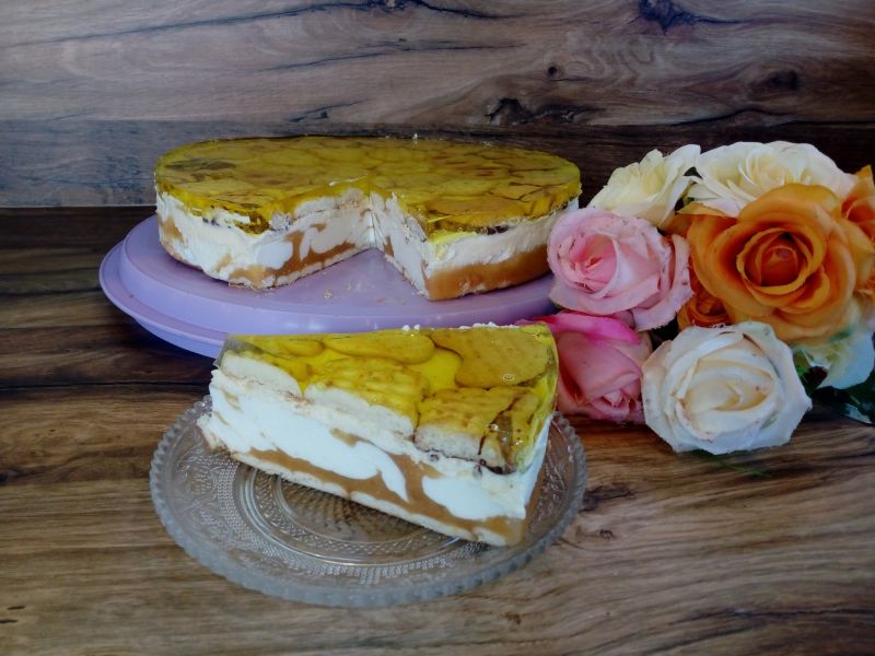 Marmurkowy sernik na zimno z brzoskwiniami Marmurkowy sernik na zimno z brzoskwiniami