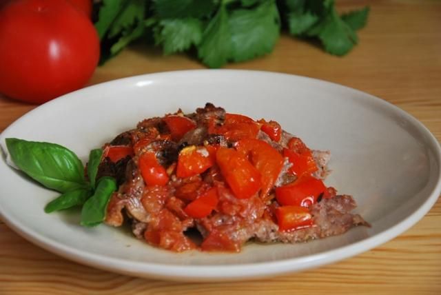 Marynowana Karkówka z pomidorami i papry Marynowana Karkówka z pomidorami i papry