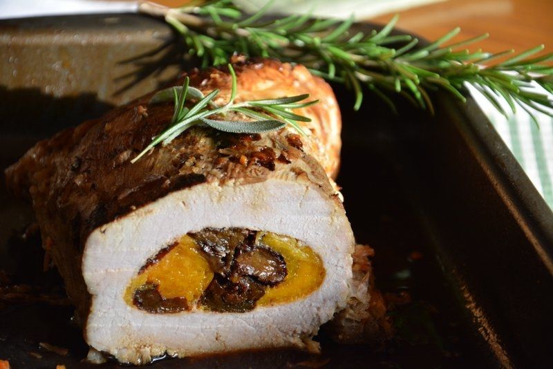 Marynowana pieczeń wieprzowa z nadzieniem owocowym Marynowana pieczeń wieprzowa z nadzieniem owocowym