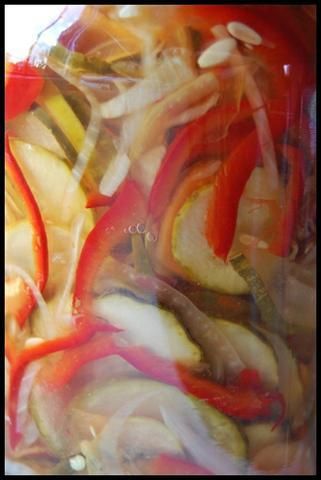 *Marynowana sałatka z czerwoną papryką*