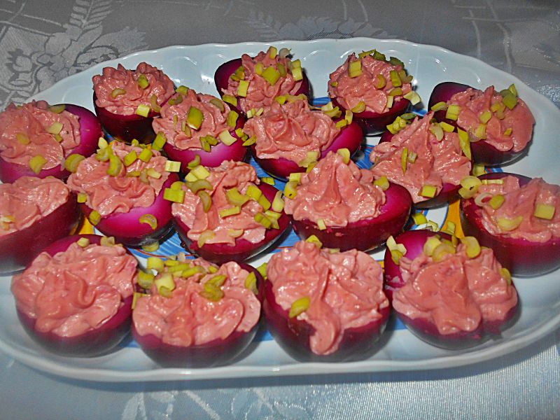 Marynowane jajka z pastą boczkową