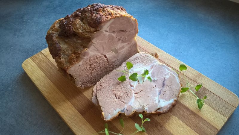 Marynowany karczek pieczony na cebuli Marynowany karczek pieczony na cebuli