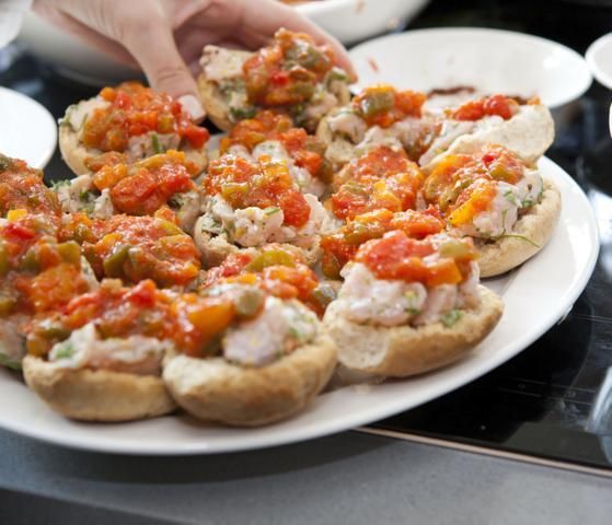 Marynowany łosoś z sosem z papryki