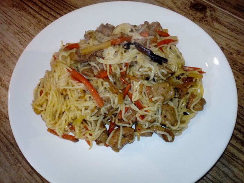 Marynowany schab z warzywami chińskimi i makaronem Marynowany schab z warzywami chińskimi i makaronem