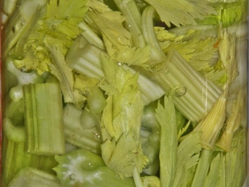 Marynowany seler naciowy