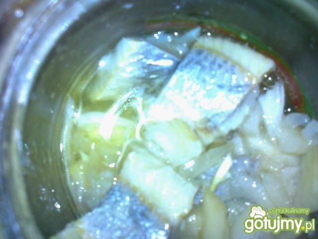 Marynowany śledzik w słoiku