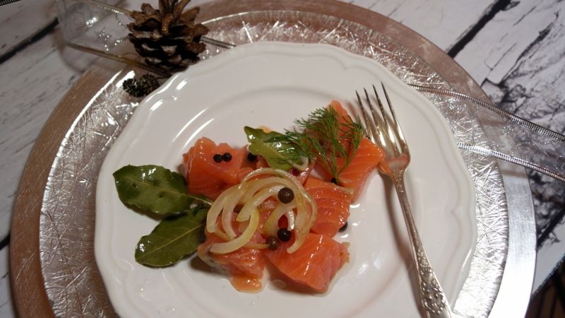 Marynowany surowy łosoś w przyprawach