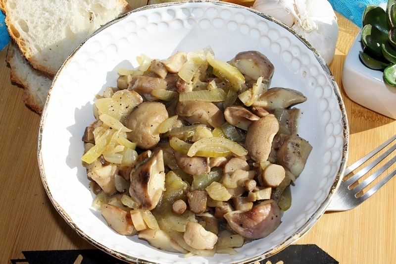 Maślaki smażone z cebulą i czosnkiem