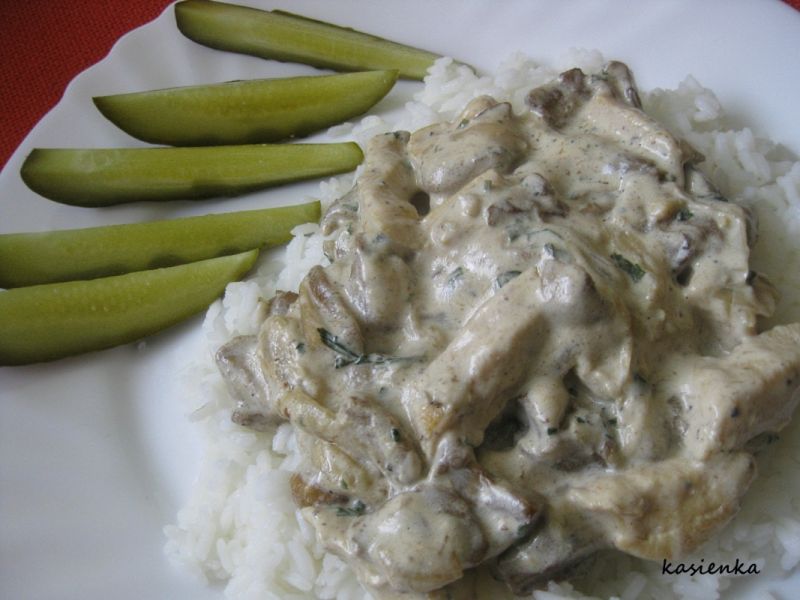 Maślaki z kurczakiem pływające w śmietanie 