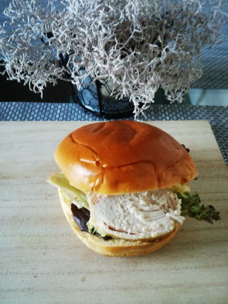 Maślana bułka z kurczakiem