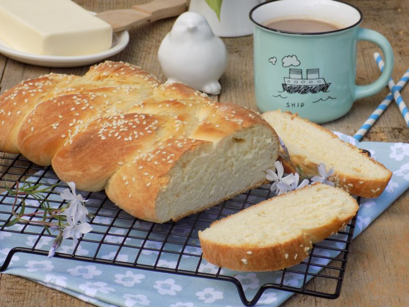 Maślana chałka na kremówce z sezamem