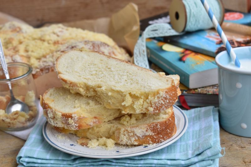 Maślana chałka z kruszonką i migdałami