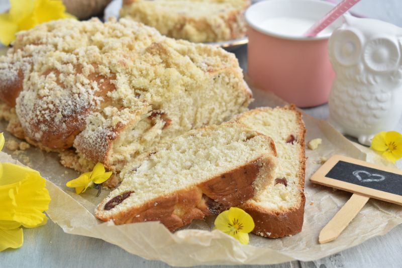 Maślana i puszysta chałka z kruszonką i daktylami