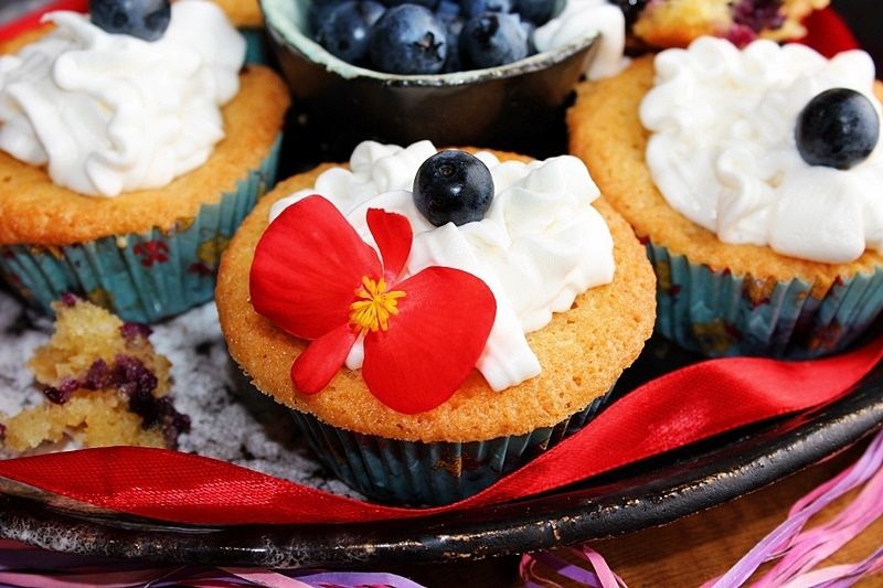 Maślane babeczki z borówkami i bitą śmietaną  