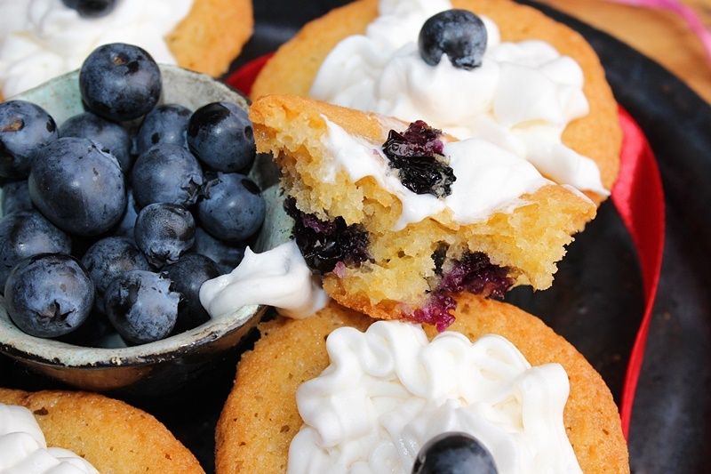 Maślane babeczki z borówkami i bitą śmietaną  
