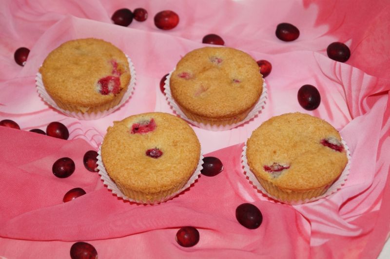 Maślane babeczki ze świeżą żurawiną