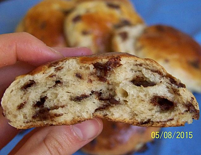 Maślane bułeczki z kawałkami czekolady 