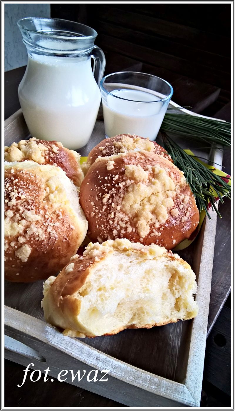 Maślane bułeczki z migdałową kruszonką