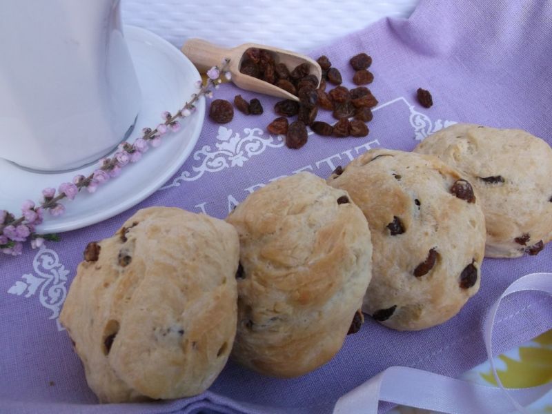Maślane bułeczki z rodzynkami