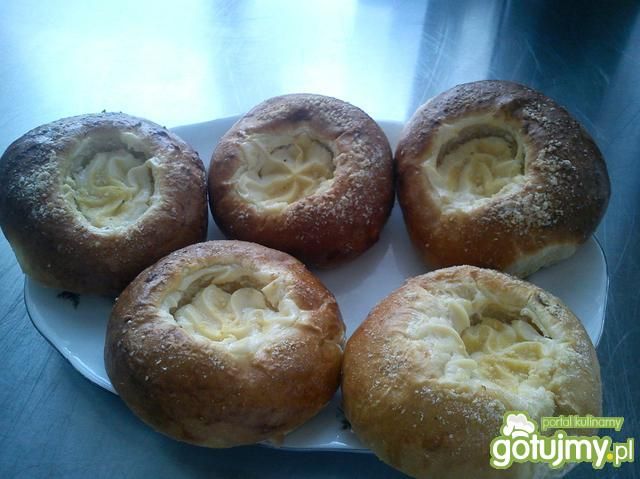 Maślane bułeczki z serem i kruszonką