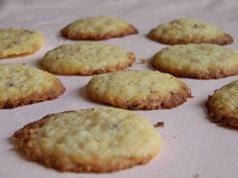 Maślane ciastka kokosowe z białą czekoladą