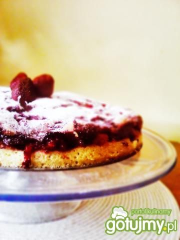 Maślane ciasto z pieczonymi truskawkami.