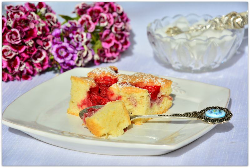 Maślane ciasto z truskawkami i rumem