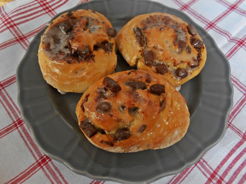 Maślane drożdżówki z czekoladą Maślane drożdżówki z czekoladą