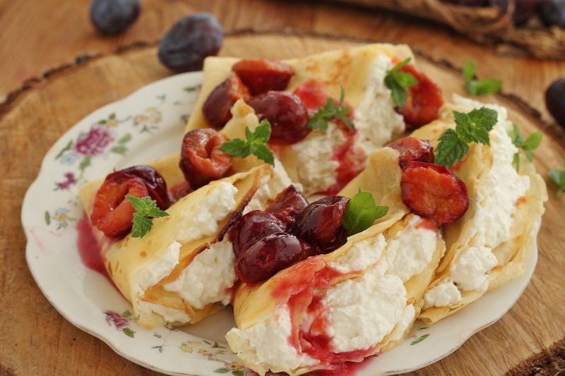 Maślane naleśniki ze śliwkami Maślane naleśniki ze śliwkami