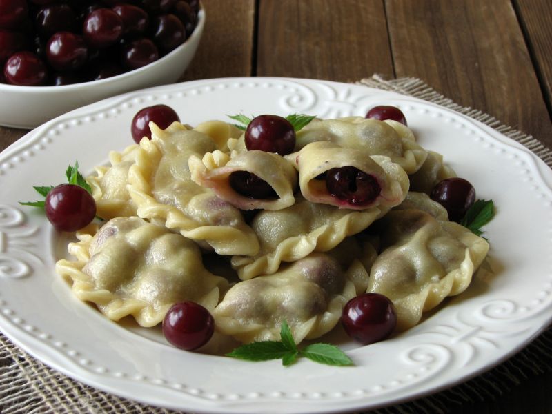 Maślane pierogi z wiśniami