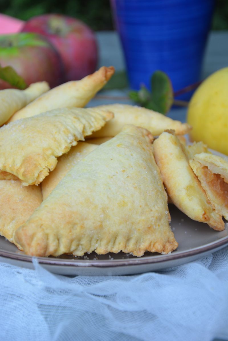 Maślane rożki z jabłkiem i konfiturą brzoskwiniow