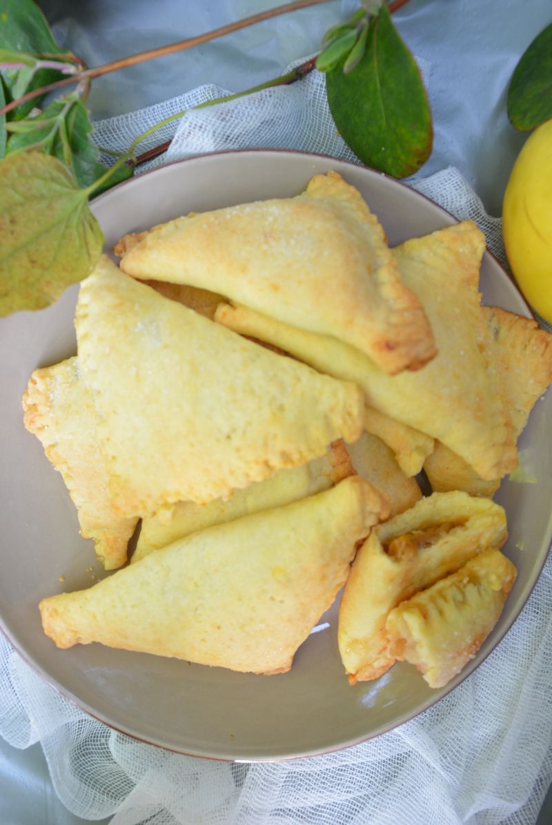 Maślane rożki z jabłkiem i konfiturą brzoskwiniow