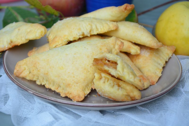 Maślane rożki z jabłkiem i konfiturą brzoskwiniow