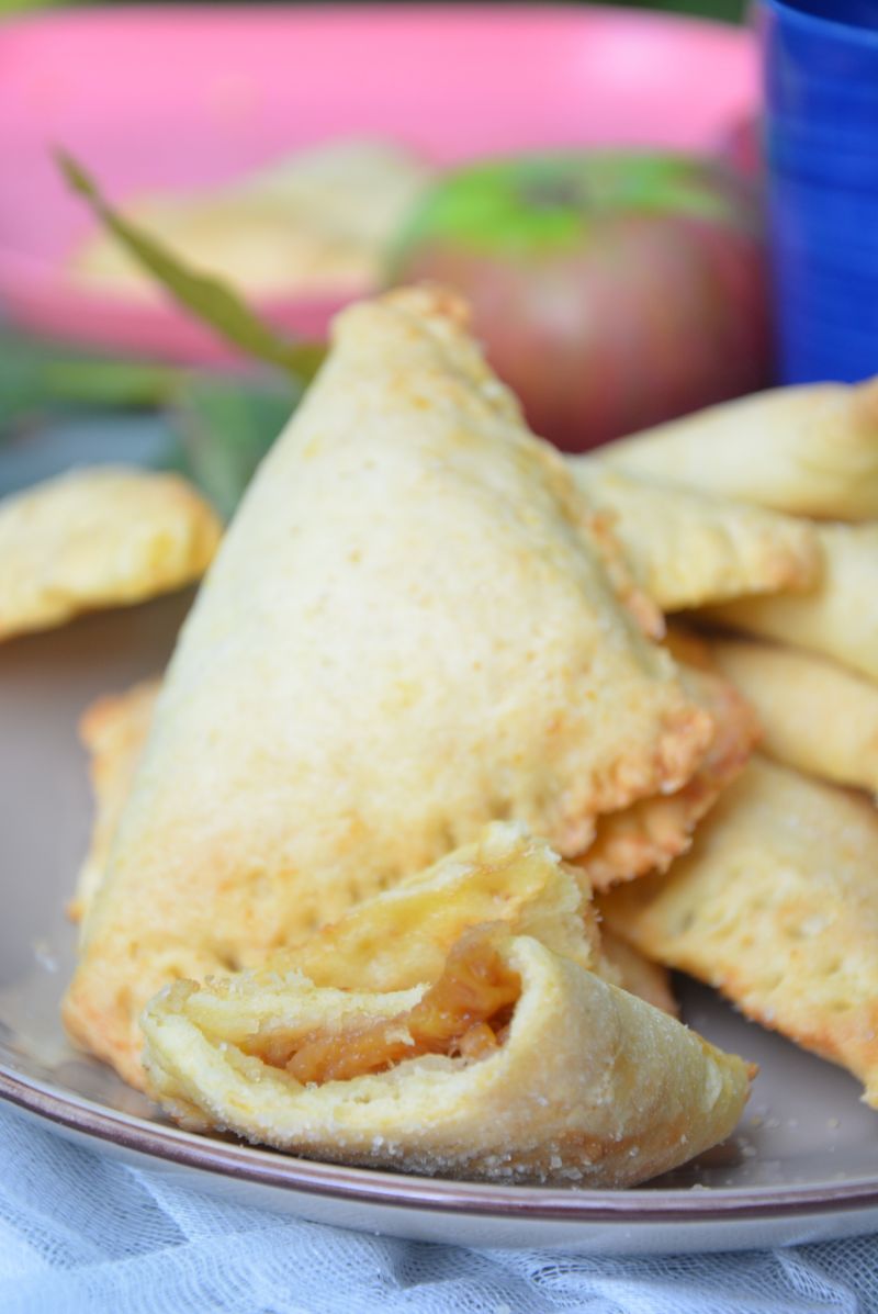 Maślane rożki z jabłkiem i konfiturą brzoskwiniow