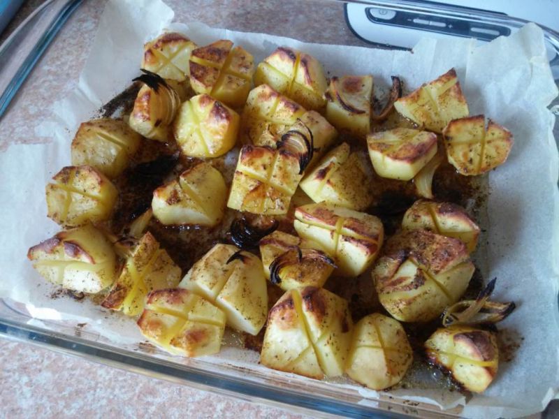 Maślane ziemniaki z cebulą pieczone  Maślane ziemniaki z cebulą pieczone
