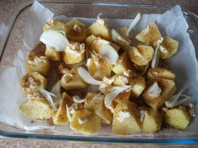 Maślane ziemniaki z cebulą pieczone 