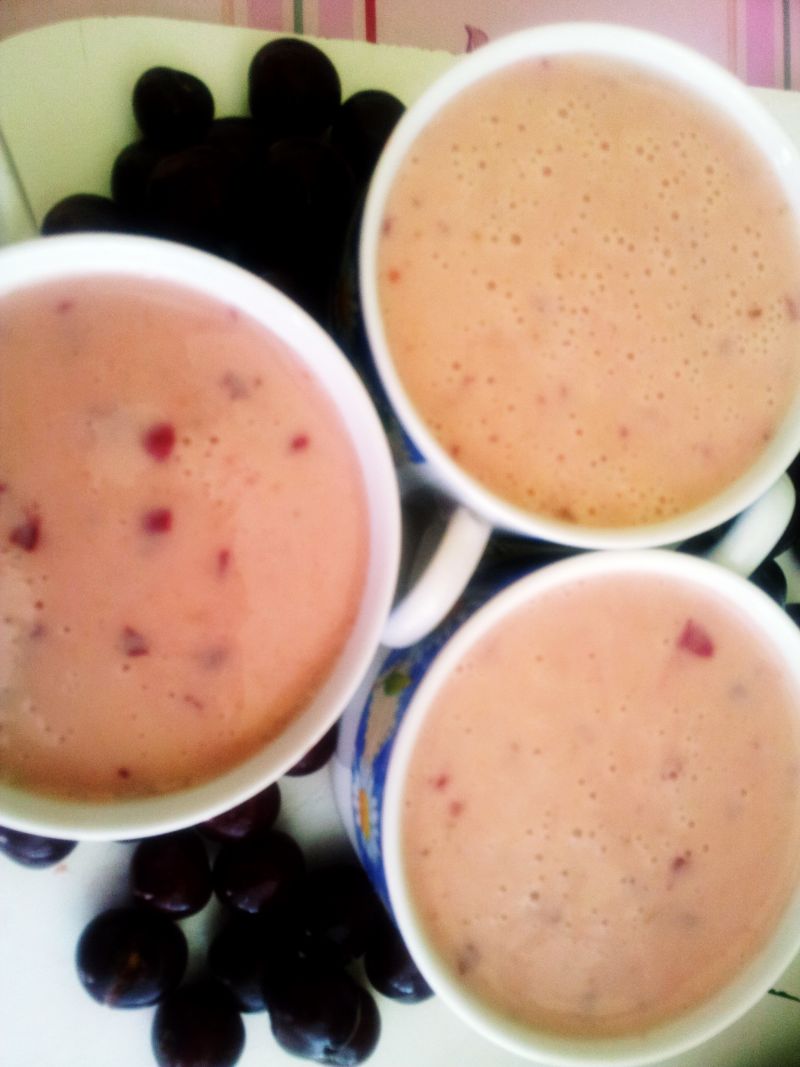 Maślanka z wiśniami i bananem Maślanka z wiśniami i bananem