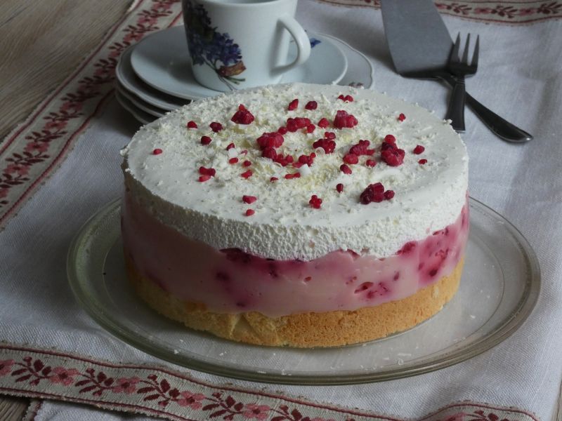 Maślankowa pianka z malinami